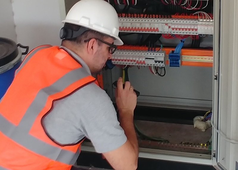 ¿Por qué es esencial realizar inspecciones eléctricas regulares? en Paraguay